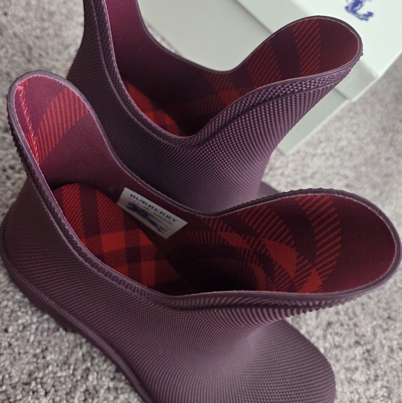 Authentic Burberry rain boots - Picture 3 of 6